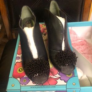 Beautiful black booty style heel